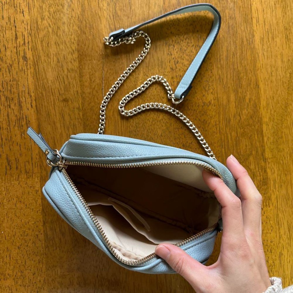 A pale blue shoulder bag - Picture 2 of 4